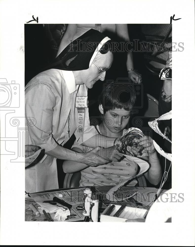 1985 Press Photo Notre Dame Sister Helene Marie Gregof helping Lucinda Pesak - Historic Images