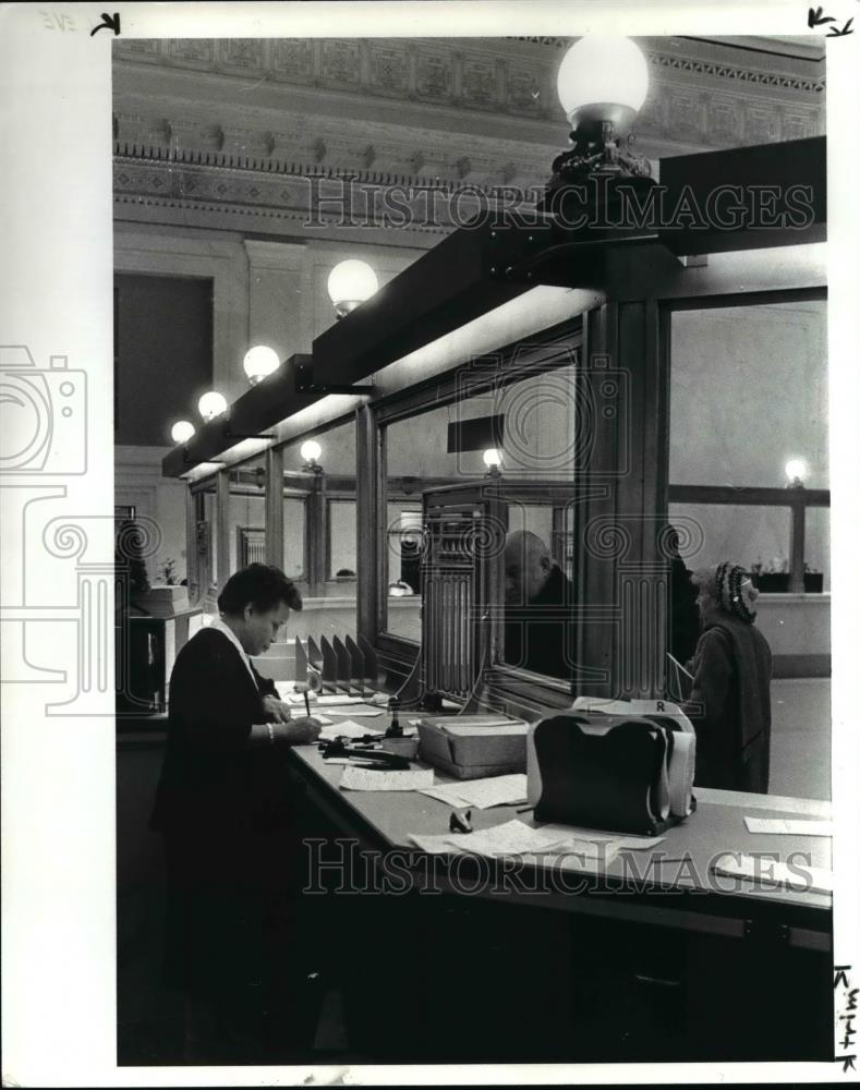 1985 Press Photo LeVorne Dean clerk at New Center for City Services - cva84966 - Historic Images