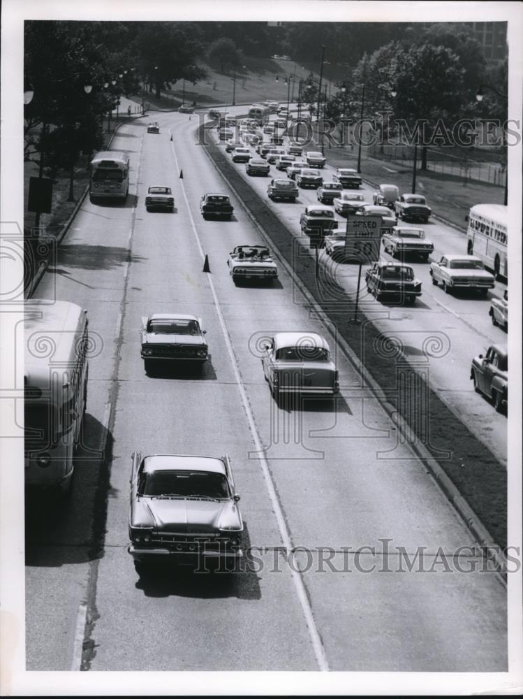 1962 Press Photo The cars to the left of the speed-limit sigh are in &quot;Suicide - Historic Images