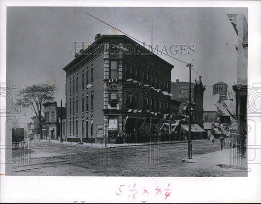 1962 Press Photo The original Goodman Furniture store on Broadway near Harvard - Historic Images