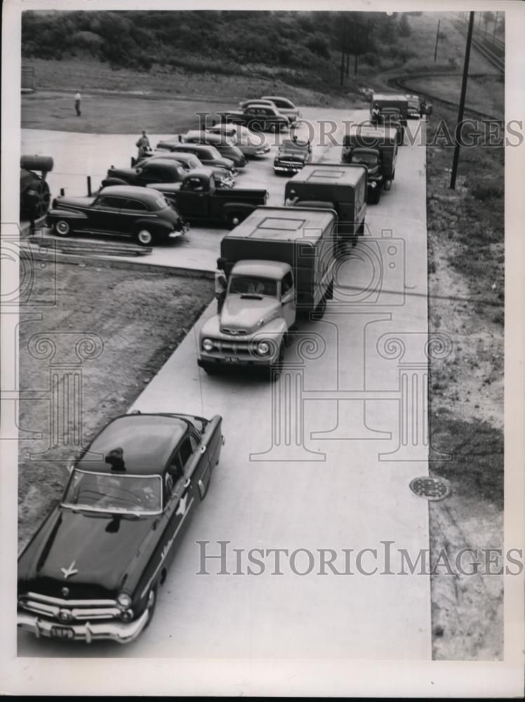 1952 Press Photo Shaker Heights garbarge trucks as strike continues in Ohio - Historic Images