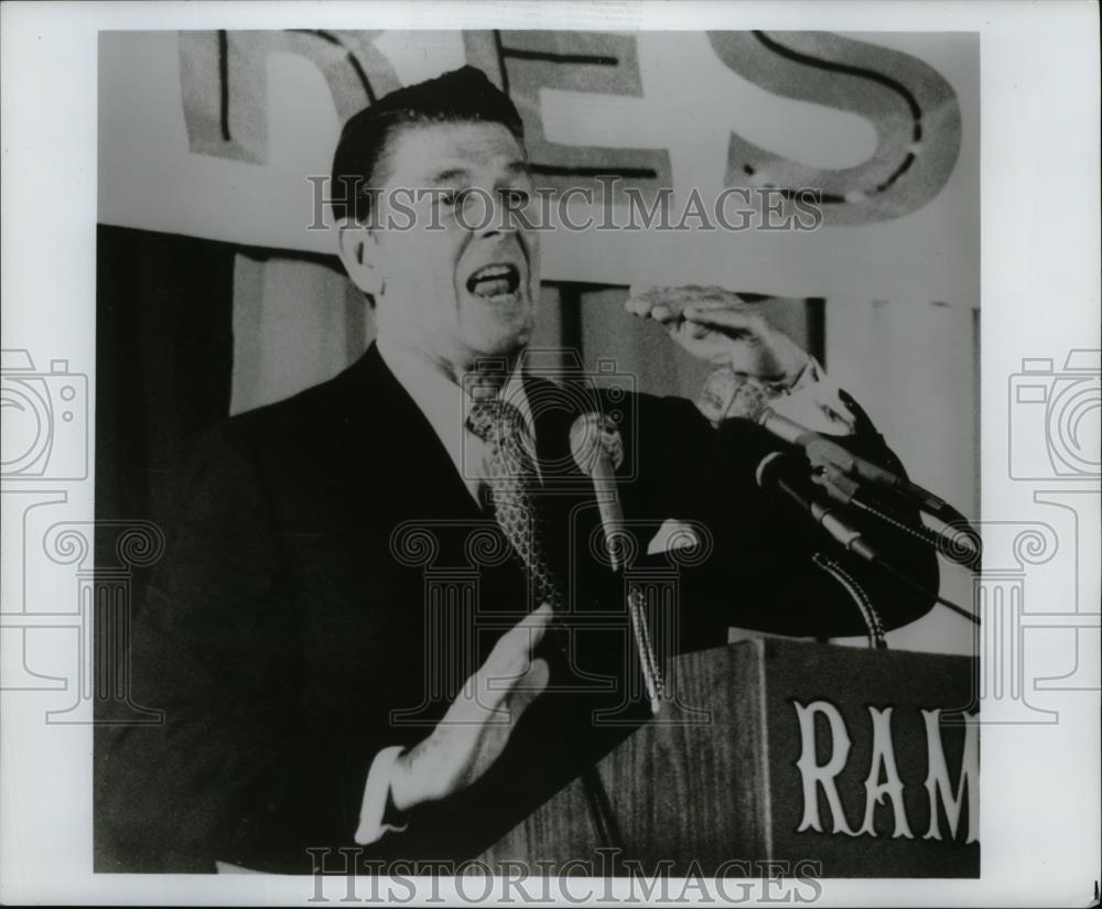 Press Photo California Governor Ronald Reagan making a speech - nee86593 - Historic Images