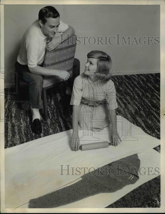 1963 Press Photo A man & woman demonstrate a method of cleaning fabrics - Historic Images