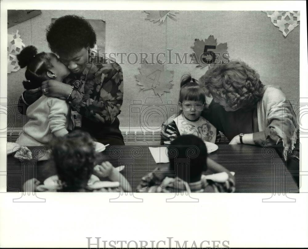 1990 Press Photo L-Greta Jackson gets a kiss at lunch from her daughter Aiyana. - Historic Images