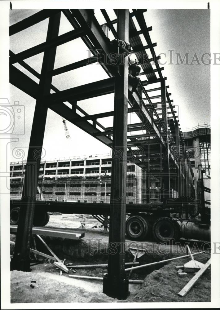 1984 Press Photo Bridge over Cornegie at Cleveland Clinic - cva92854 - Historic Images