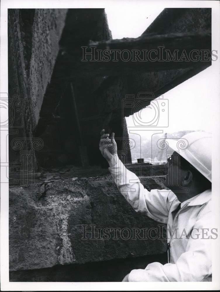 1969 Press Photo Badly corroded tie plate at Denison-Harvard viaduct - Historic Images