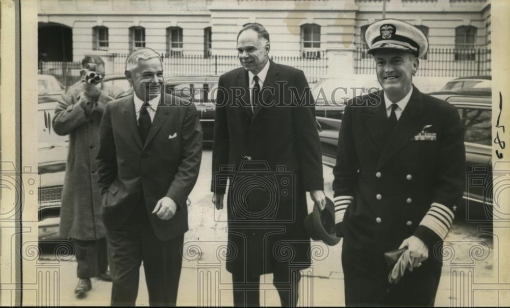 1963 Press Photo Navy Secretary Paul Nitze, Glen Seaborg of AEC & Adm D McDonald - Historic Images
