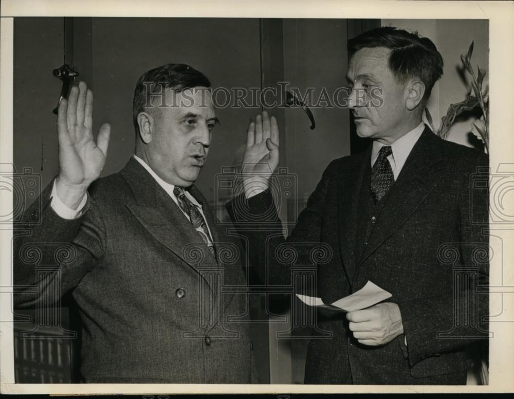 1943 Press Photo Price Administrator Prentiss Brown, oath by Justice Wm Douglas - Historic Images