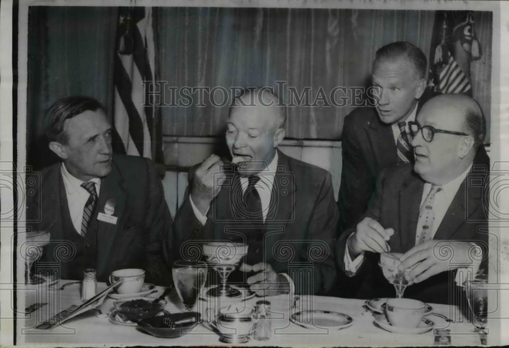 1955 Press Photo Pres.Dwight Eisenhower taking a breakfast wth GOP Leaders. - Historic Images