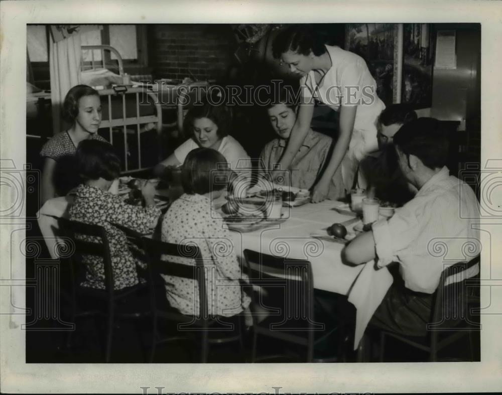 1938 Press Photo University of Missouri Childrens Clinic,patients tea party - Historic Images