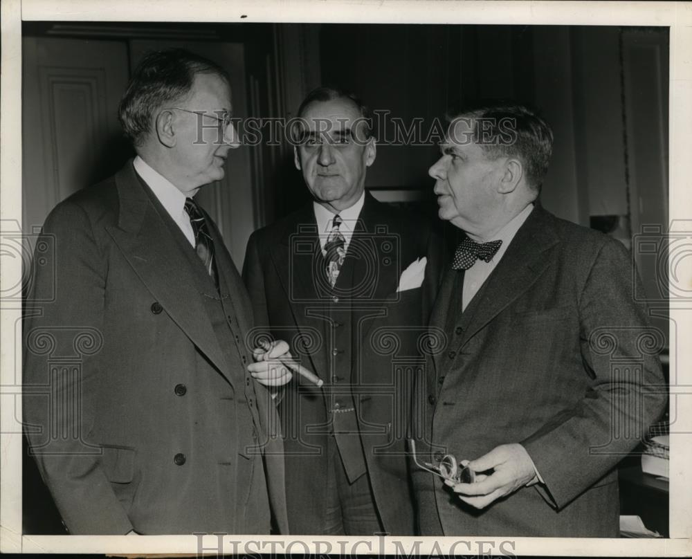 1944 Press Photo Member of Interstate Commerce Commission at Washington - Historic Images