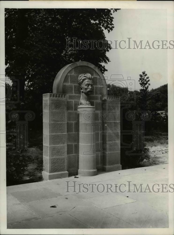 1937 Press Photo The Yugoslavian Garden in Rockefeller Park  - cva92113 - Historic Images