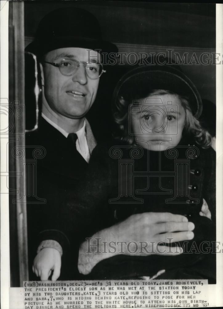 1938 Wire Photo James Roosevelt with daughters Kate &amp; Sara to the White House - Historic Images