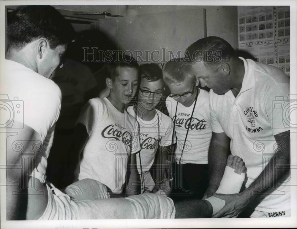 1966 Press Photo The Brown trainer, Leo Murphy during a Coca Cola Contest - Historic Images