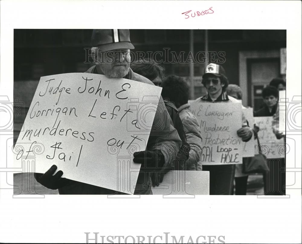 1984 Press Photo Protestors from Stubenville march in front of Justice Center - Historic Images