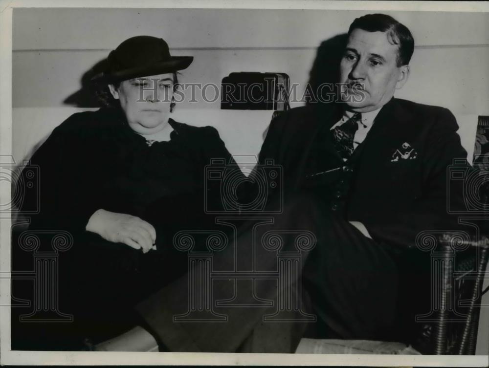 1938 Press Photo Mr &amp; Mrs Carlos C Davis at Kansas City for daughters surgery - Historic Images