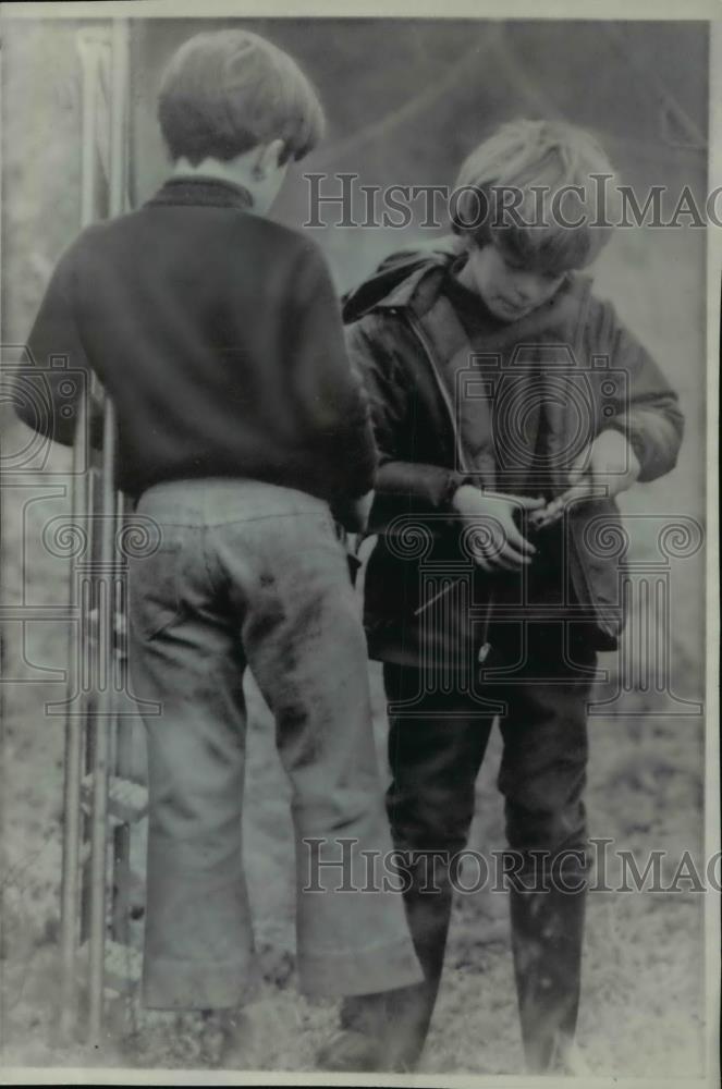 1969 Wire Photo Kennedy examines a plastic toy  pistol at the home in England - Historic Images