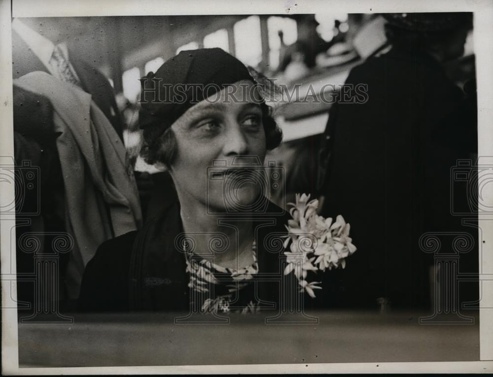 1934 Press Photo Mrs Isavel Dodge Sloan of NY as her horse Cavalcade wins race - Historic Images