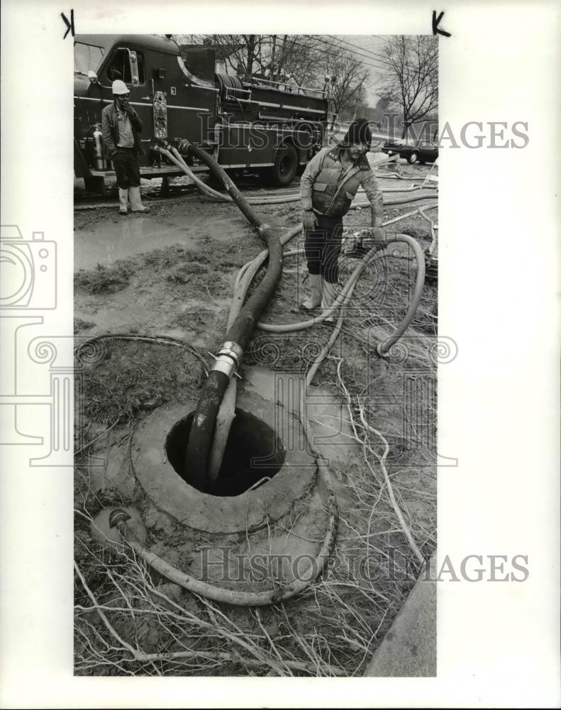 1983 Press Photo Water Department workmen - cvb03967 - Historic Images