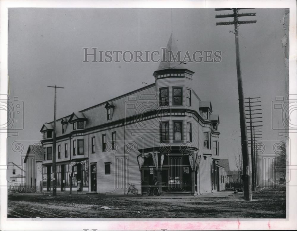 1960 Press Photo Same building on the corner of St. Clair Ave. and E.125th St. - Historic Images