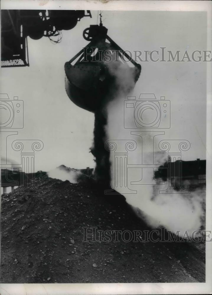 1950 Press Photo A crane stockpiles coal at Philadelphia Naval base - nee83910 - Historic Images