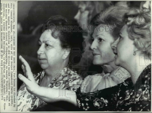 1972 Wire Photo Mrs.Nixon&Brezhnev with Golovkina watches ballet students - Historic Images