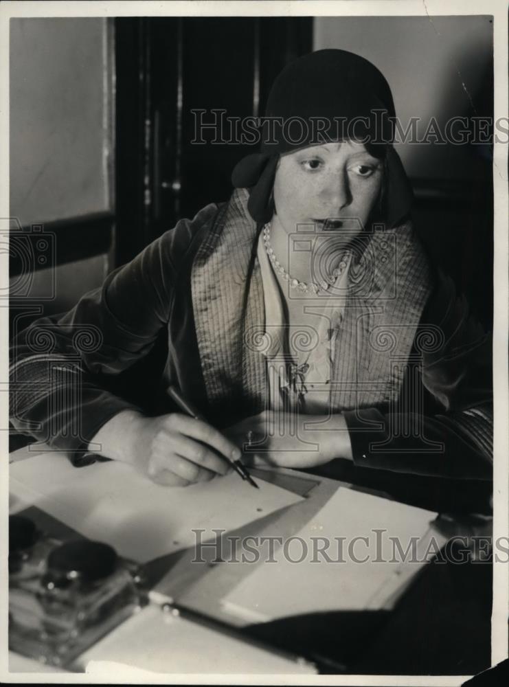 1930 Press Photo Mrs Ruth Smith claiming her daughter to Mrs.Bertha Higeon - Historic Images