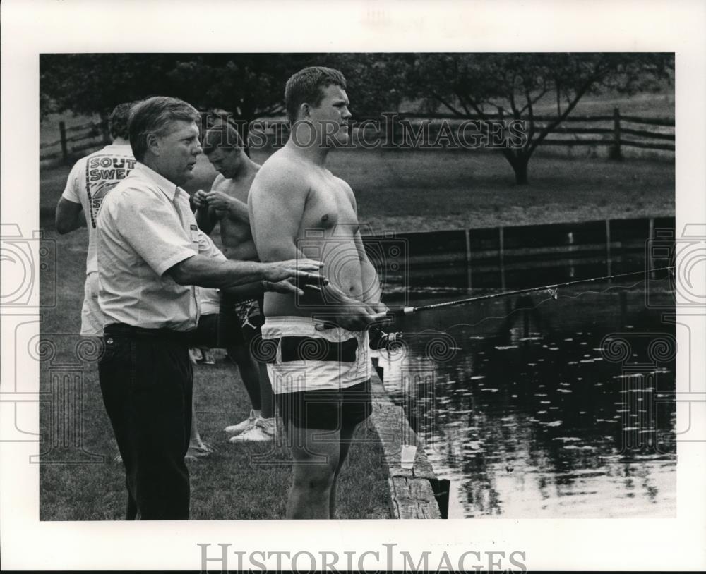 1991 Press Photo Soviet wrestler Darrell Hill &amp; Russian wrestle Andrey Kashapov - Historic Images