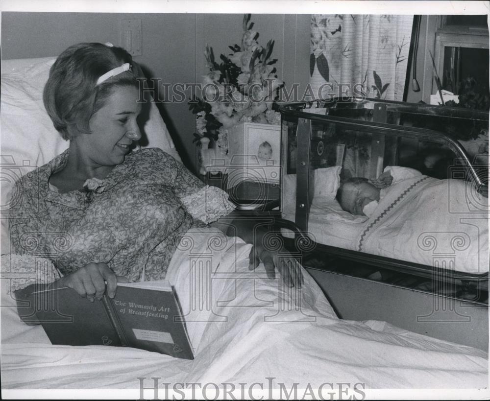 1966 Press Photo Mrs. Richael Liptab, St. Alexis Hospital Maternity Program - Historic Images
