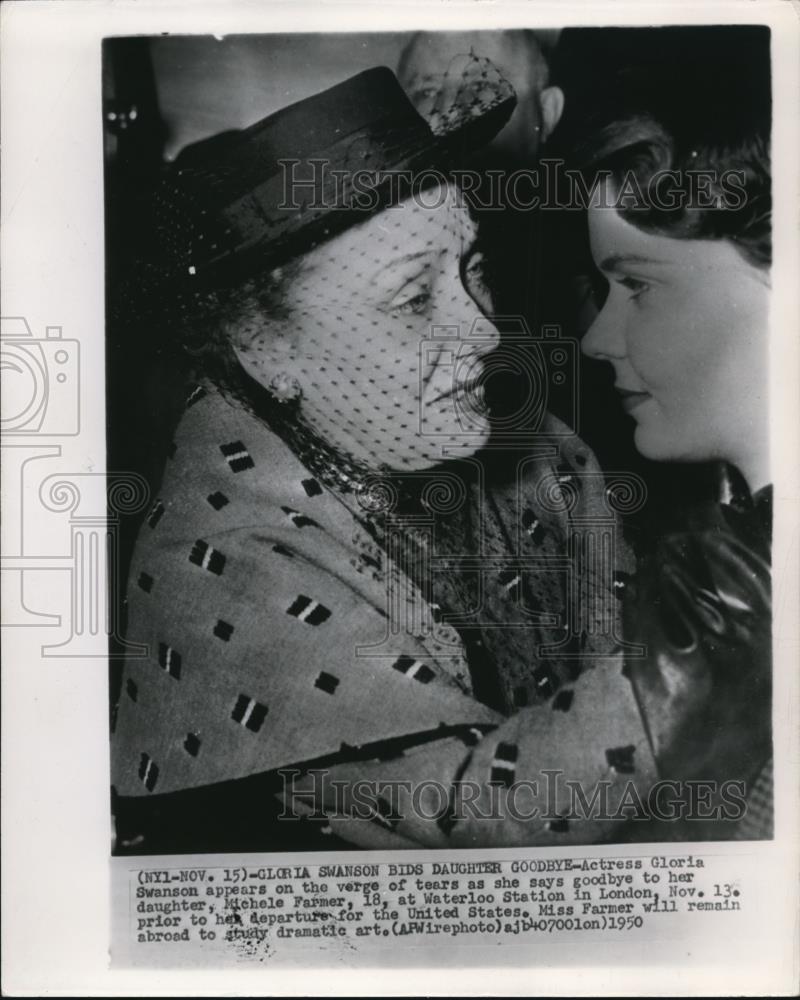 1950 Wire Photo Swanson says goodbye to her daughter in London - cvw08279 - Historic Images