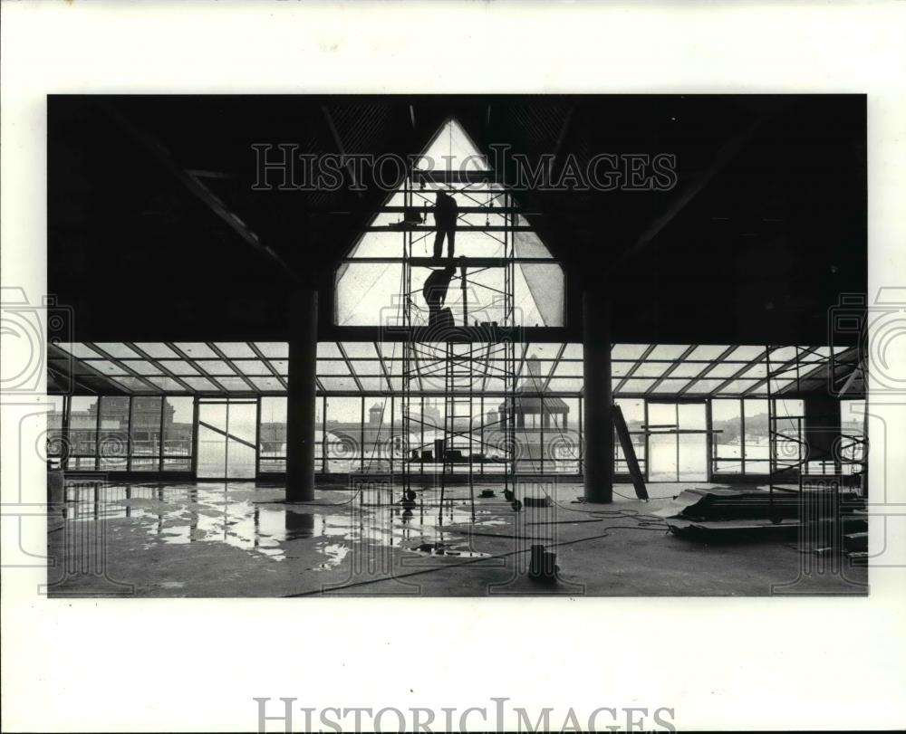 1984 Press Photo Workmen install glass in the Festival Market center piece -Ohio - Historic Images