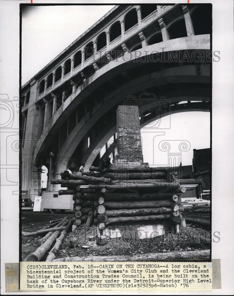 1976 Wire Photo The log cabin at the Flats beneath the Detroit Superior Bridge - Historic Images