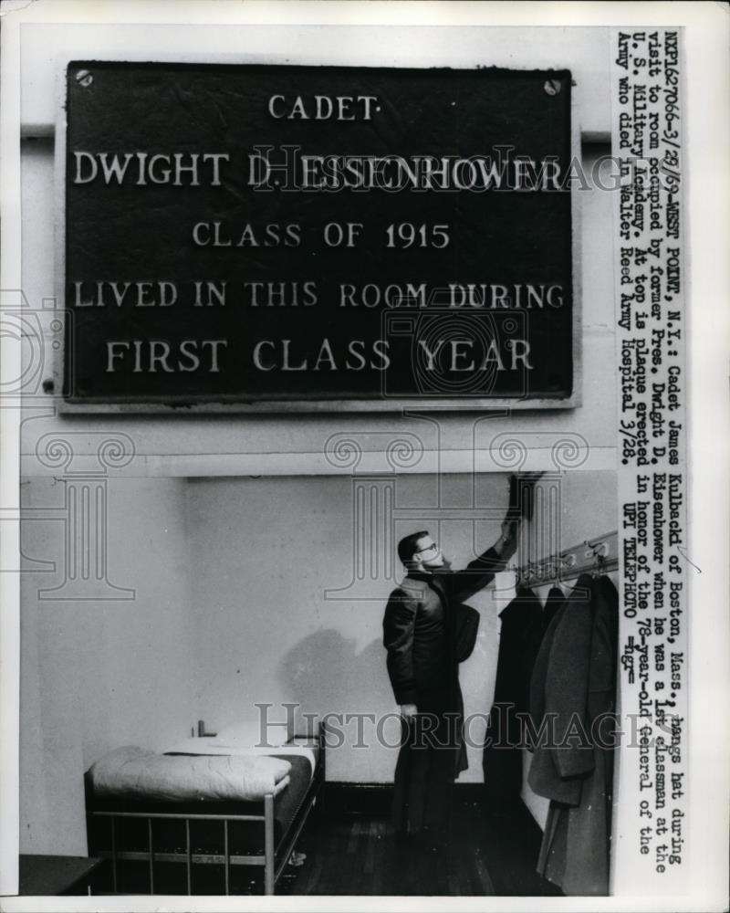 1969 Press Photo Cadet James Kulbacki in the room occupied by Dwight Eisehower - Historic Images