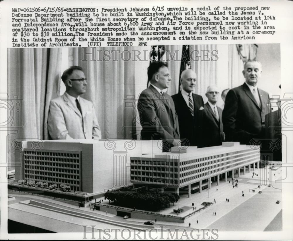 1965 Press Photo President Johnson &amp; model of new Defense Depatment bldg - Historic Images