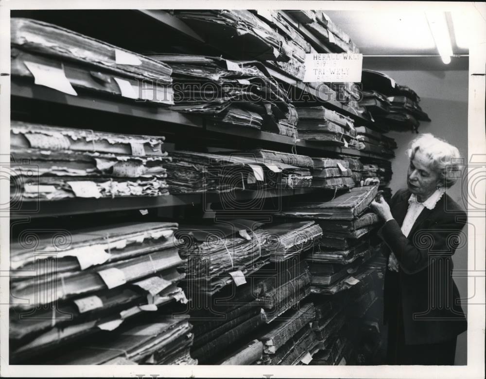 1962 Press Photo Mrs. Arlene White, librarian with the old news paper collection - Historic Images
