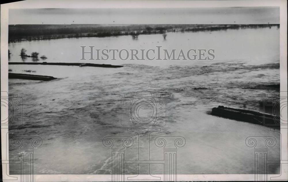 1952 Press Photo Hamburg Iowa farms threatened by Plum Creek floodwaters - Historic Images