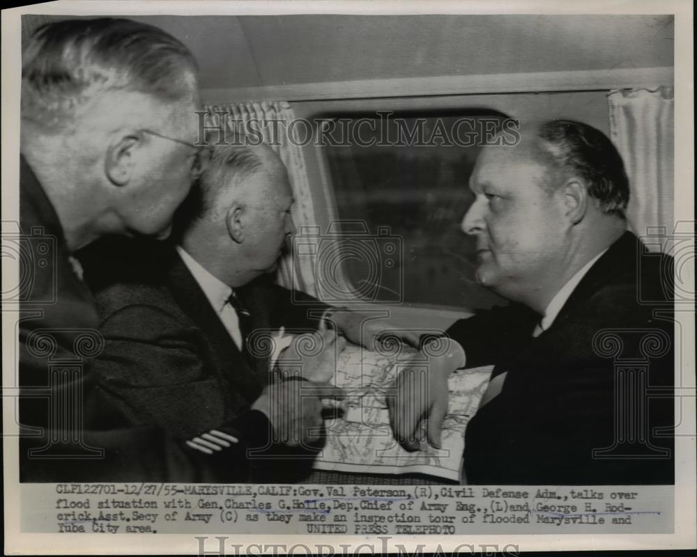 1955 Press Photo Gov. Val Peterson talks over Flood situation in Maryville - Historic Images