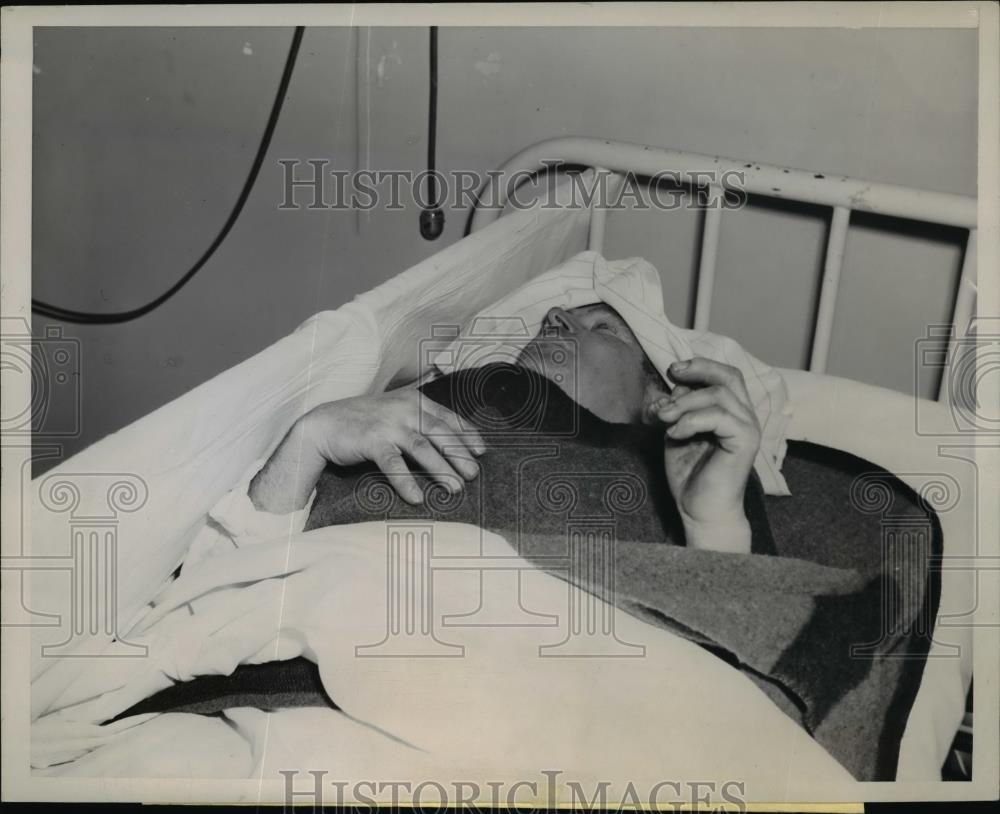 1945 Press Photo Louis Riccardi of Calif. undergoes a delicate heart surgery. - Historic Images