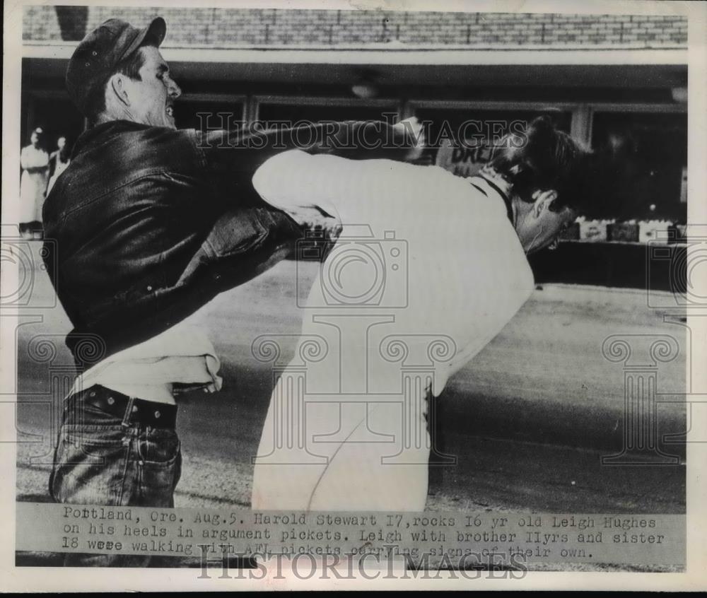 1949 Press Photo Harold Stewart &amp; Leigh Hughes fight at strike in Portland OR - Historic Images