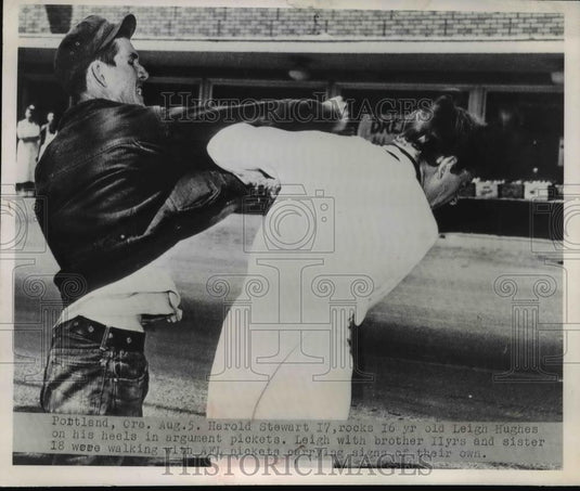 1949 Press Photo Harold Stewart & Leigh Hughes fight at strike in Portland OR - Historic Images