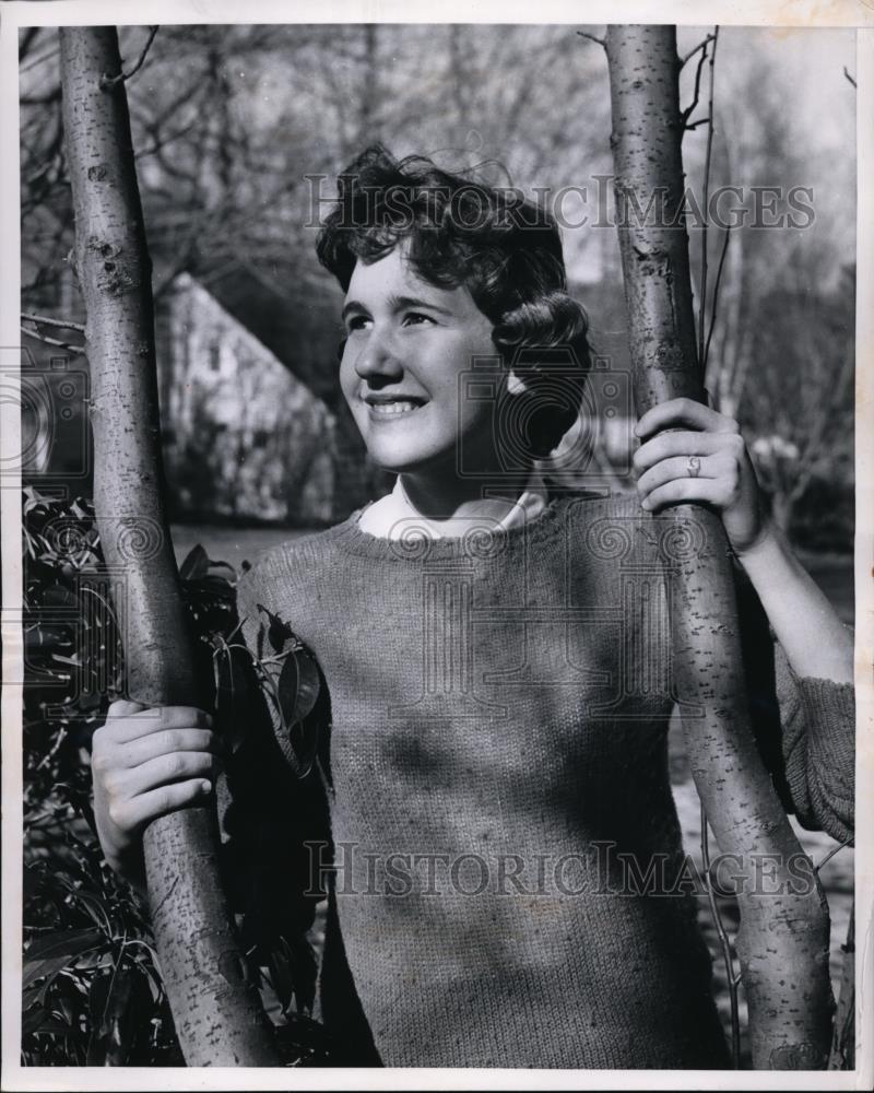 1960 Press Photo Paula Pace in her yard in Greenwich Connecticut - nee88403 - Historic Images