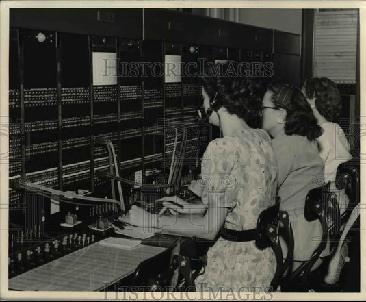 1949 Press Photo New switchboard used for incoming and long distance calls. - Historic Images