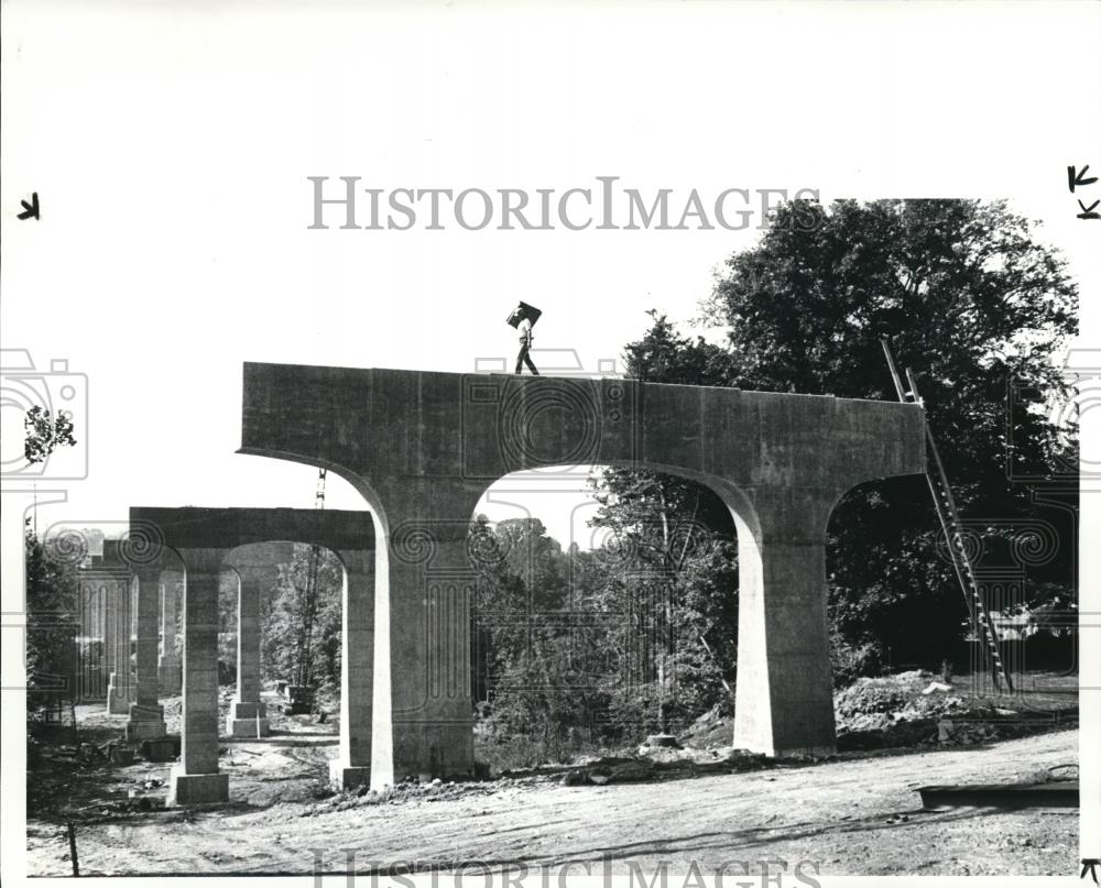 1984 Press Photo New Northfield Rd. bridge in Bedford  - cva81875 - Historic Images
