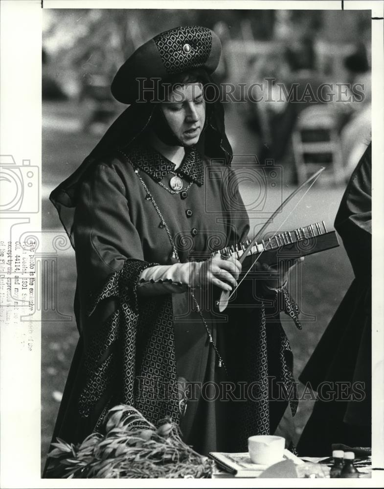 1988 Press Photo Lori Davis, during Brecksvilles Revels on the Square - Historic Images