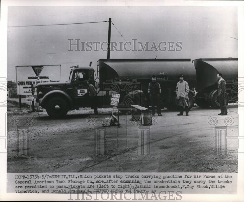 1935 Press Photo Union Pickets stop trucks carrying Gasoline for Air Force - Historic Images