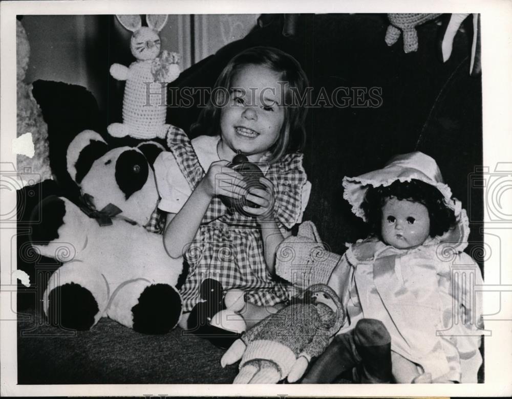 1945 Press Photo Diana Peel suffer from acute Leukemia improved for dads Arrival - Historic Images