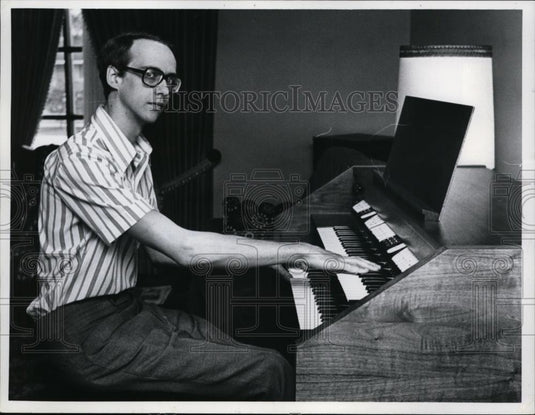 Press Photo Gary Suchocki at the organ at his Cleveland Ohio home - nee87013 - Historic Images