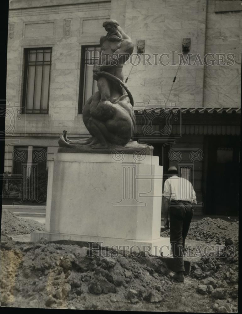 1962 Press Photo Bronze Statue by Alexander Blazys which has been placed at the - Historic Images