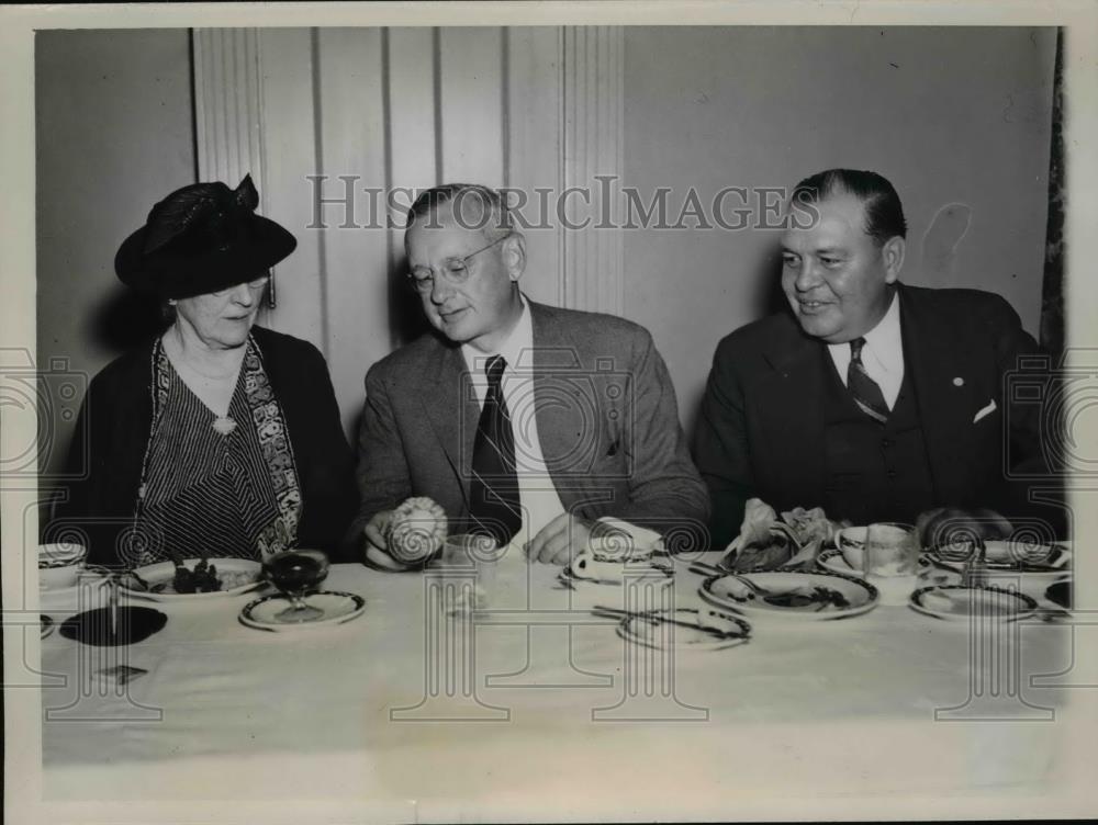 1936 Press Photo Kansas Gov Alf Landon, Martha McClure & Carl Cook of Iowa - Historic Images