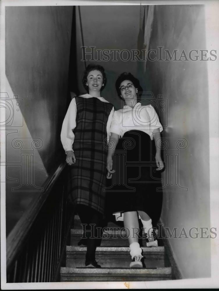 1958 Press Photo Loretta Anderson And Myrna Oppenheim Climbing Down The Stairs - Historic Images